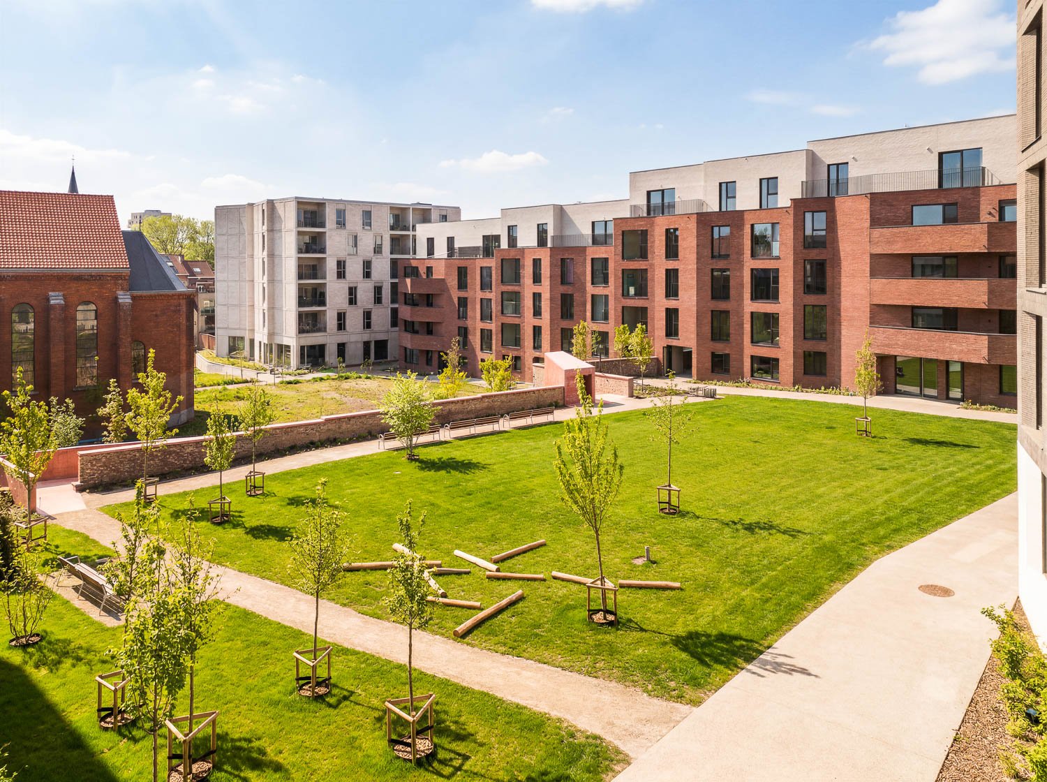 De centrale parktuin van Burenberg met grasveld en speelelementen