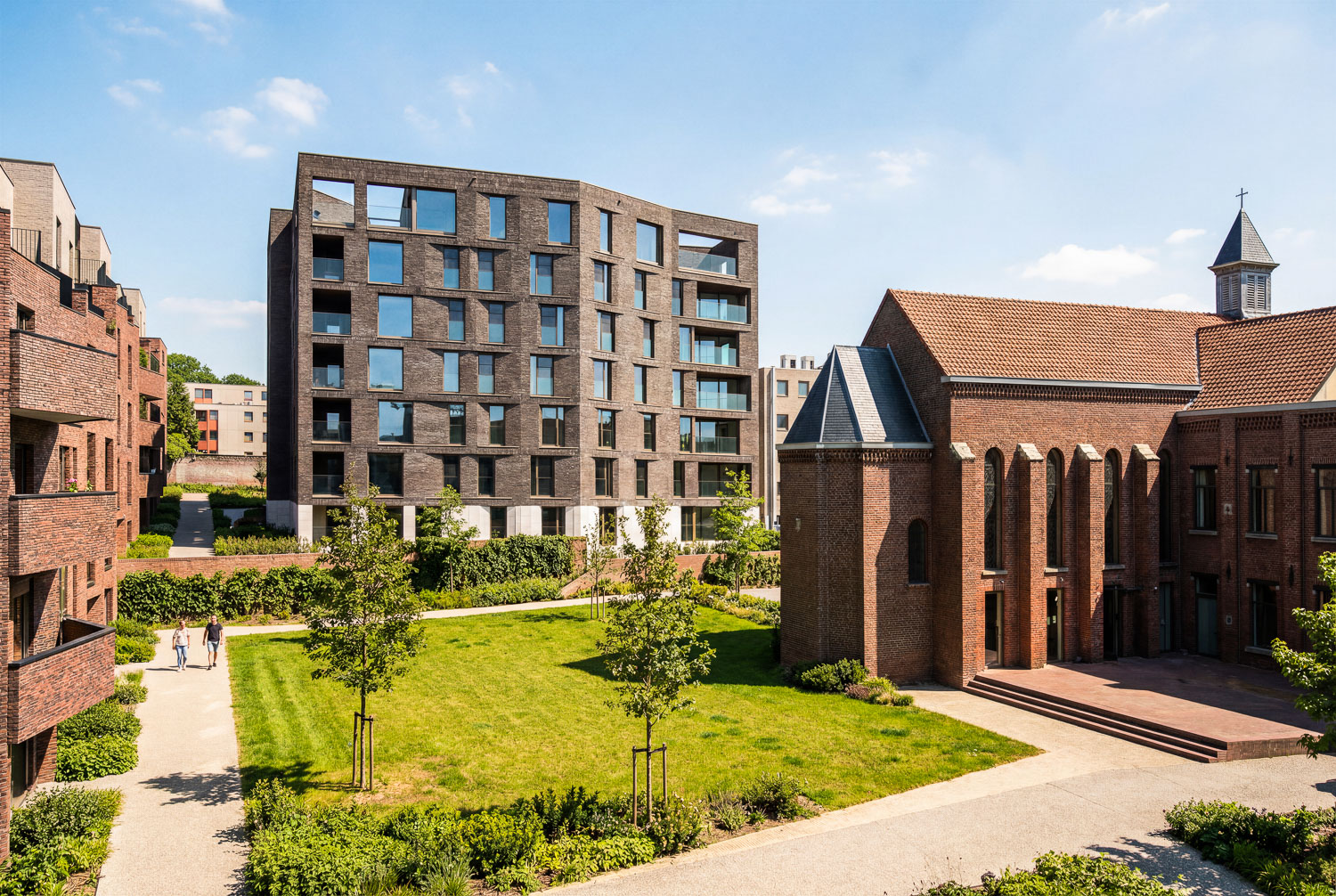 De parktuin van Burenberg met Park Villa links en de historische kapel rechts