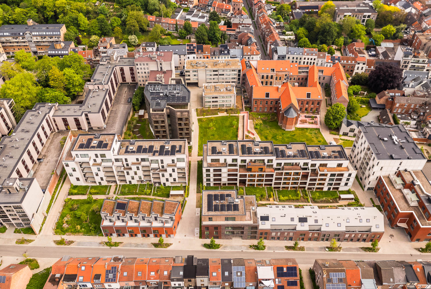 Burenberg vanuit de lucht, midden in het weefsel van Leuven