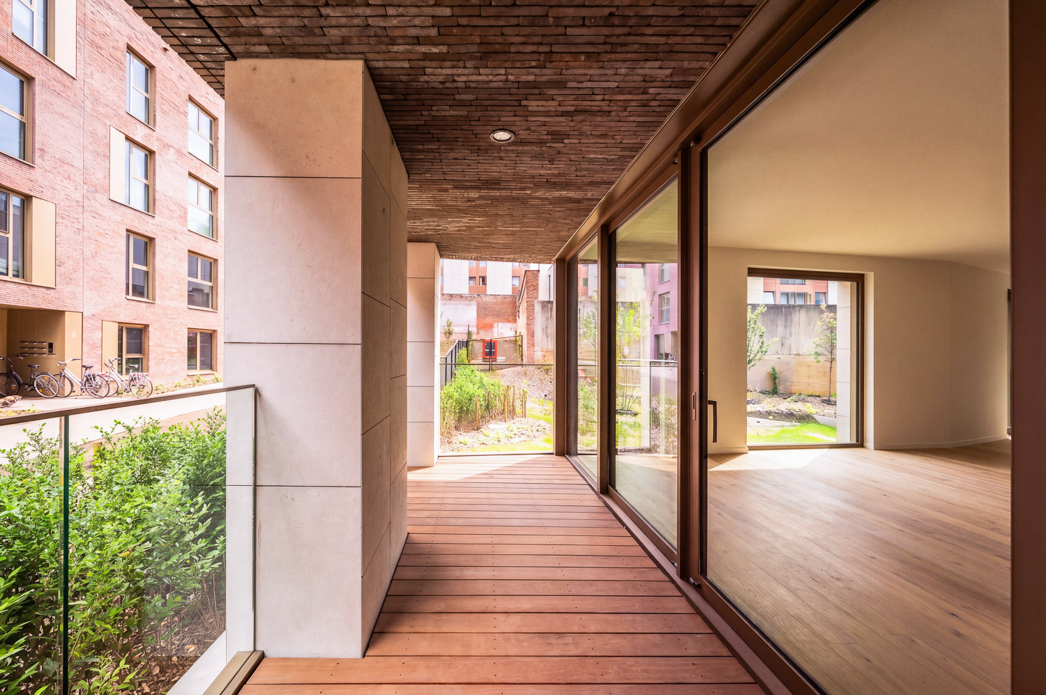 Het inpandige terras van een gelijkvloers appartement in Burenberg